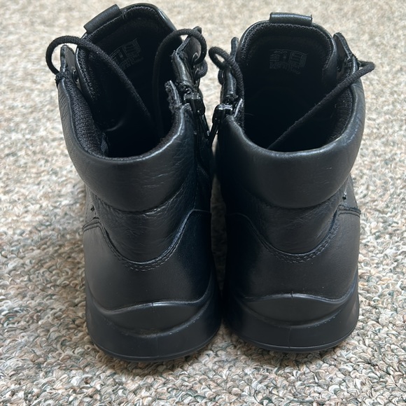 **GORTEX**Brand new never worn Ecco Gortex black leather booties. Size 40 - Picture 3 of 8